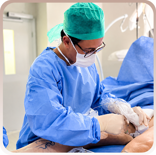 Cirurgião vascular realizando procedimento com a Técnica ATTA em ambulatório