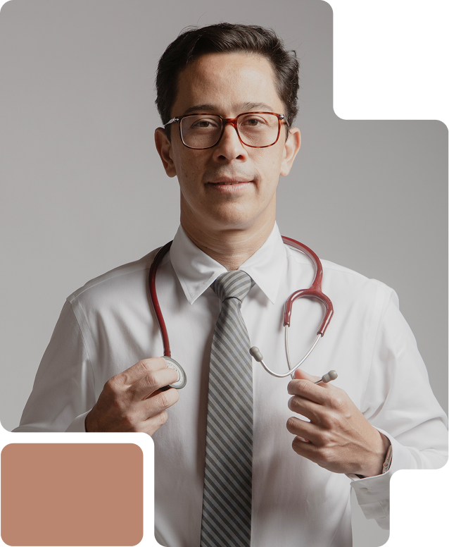 Dr. Daniel Drummond, cirurgião vascular, de jaleco e estetoscópio