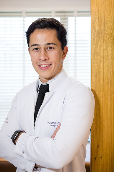 Médico cirurgião vascular de jaleco branco