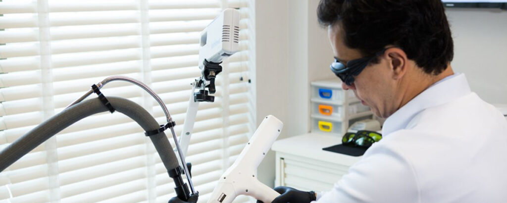 Médico operando equipamento de laser vascular