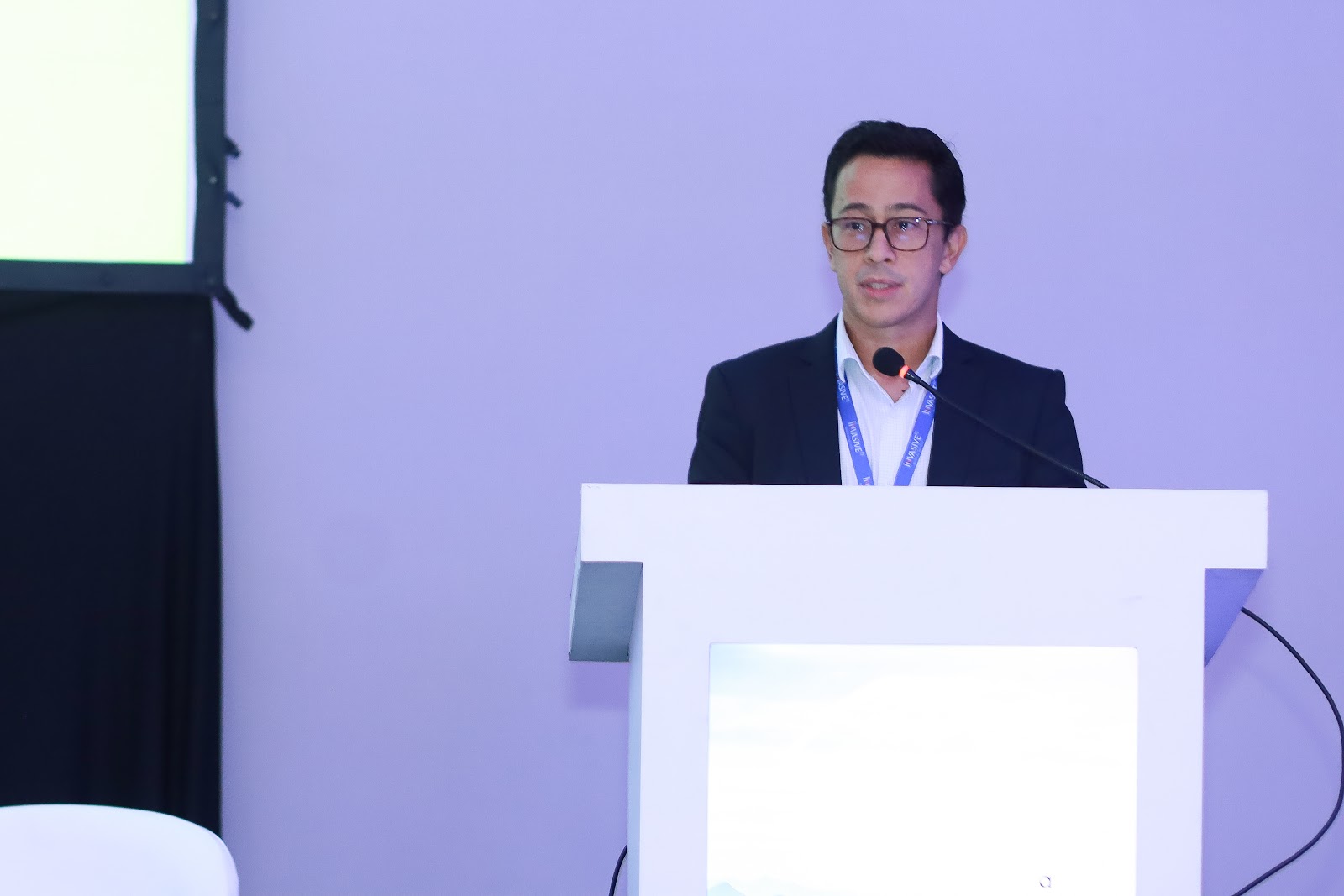 Dr. Daniel Drummond fala ao púlpito no 40º Encontro de Angiologia e Cirurgia Vascular da SBACV-RJ, em 2026