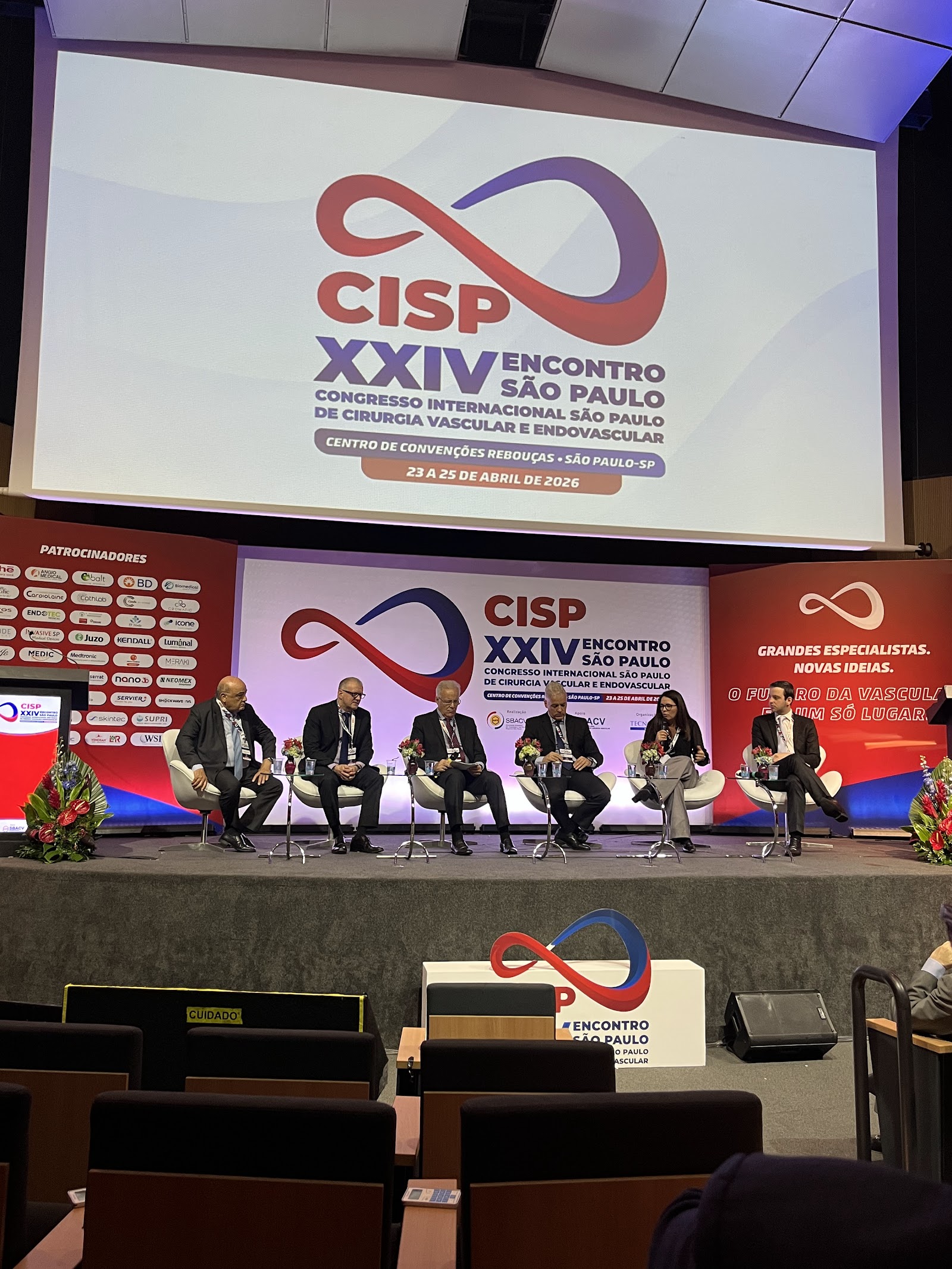 Mesa de debate no palco do CISP XXIV Encontro São Paulo de Cirurgia Vascular e Endovascular, em abril de 2026